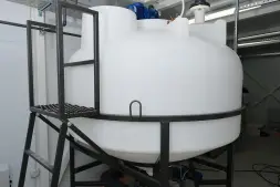 Емкость ЦКТ 3000 л с патрубком 90мм под плотность до 1,2 г/см3 белая в обрешетке с лестницей