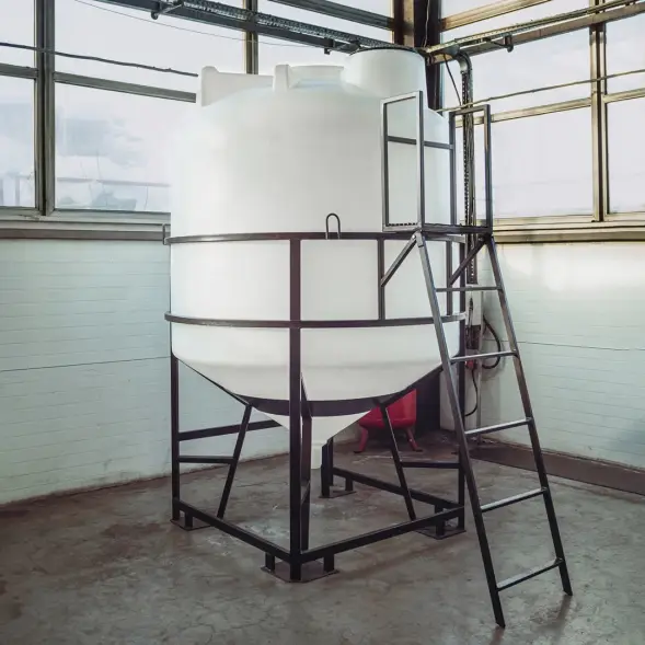 Емкость ЦКТ 5000 л с патрубком 110мм с фланцем белая в обрешетке