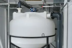 Емкость ЦКТ 3000 л с патрубком 90мм с фланцем под плотность до 1,5 г/см3 белая в обрешетке